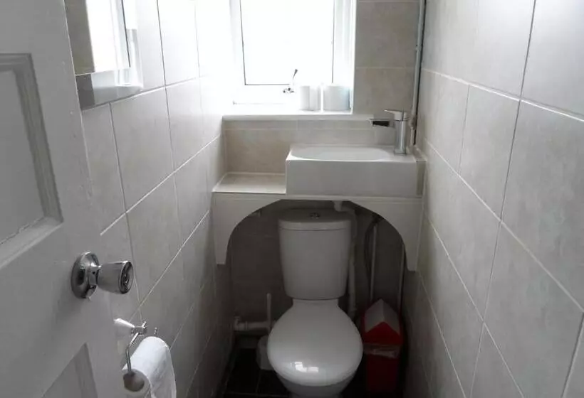 تختخواب در اتاق مشترک, Compton Guest House