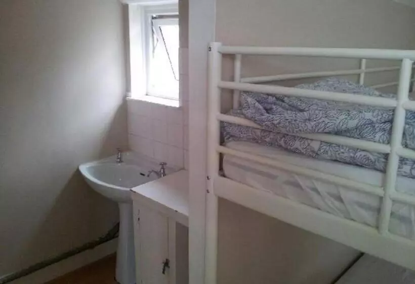 تختخواب در اتاق مشترک, Compton Guest House