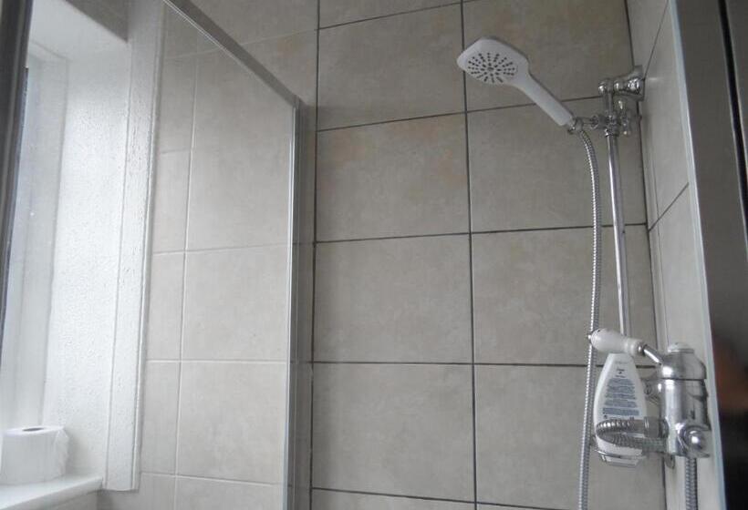 Кровать в Общей Комнате, Compton Guest House