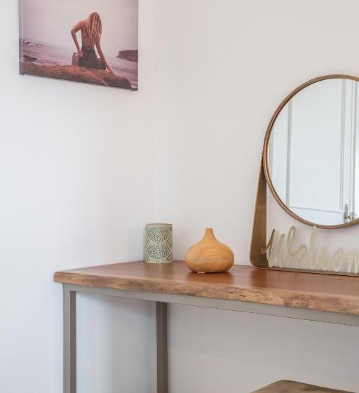 Quarto Deluxe com Sacada, Sandhi House  Yoga & Wellness