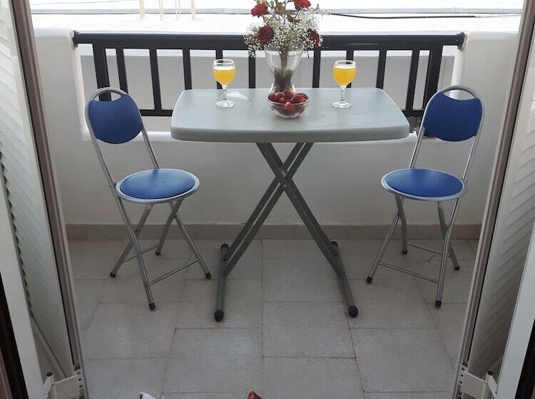 غرفة قياسية مطلّة علي البحر, Antigoni