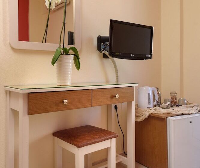 غرفة قياسية مطلّة علي البحر, Antigoni