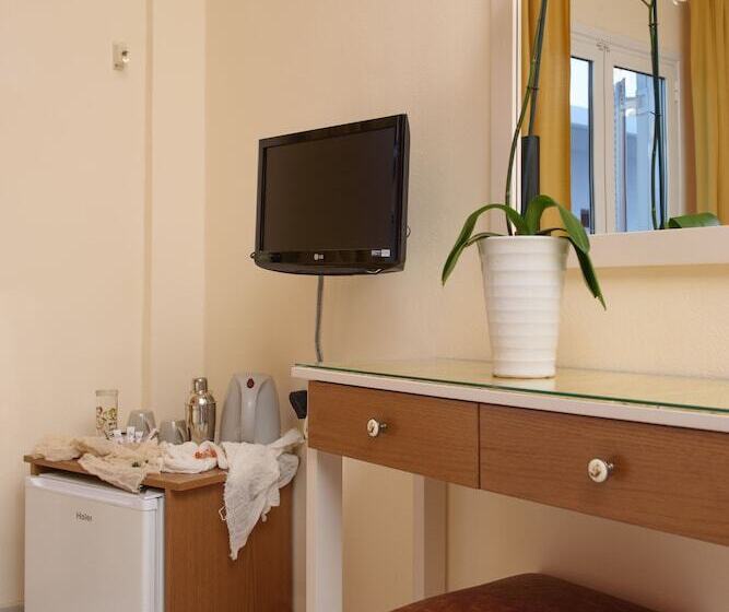 غرفة قياسية مطلّة علي البحر, Antigoni