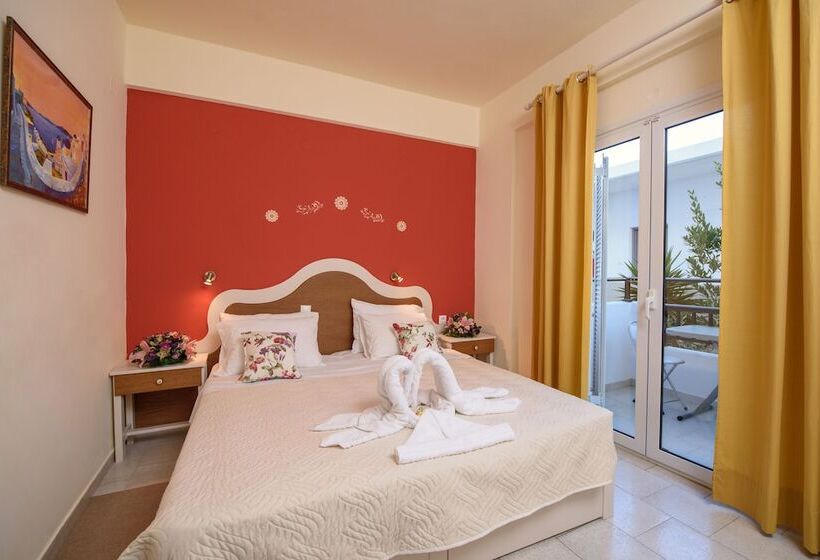 غرفة قياسية مطلّة علي البحر, Antigoni