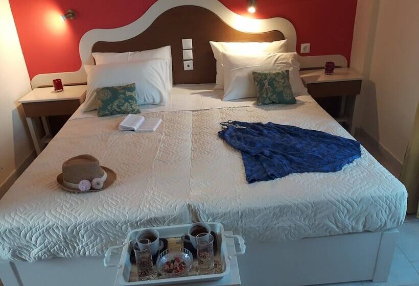 غرفة قياسية مطلّة علي البحر, Antigoni