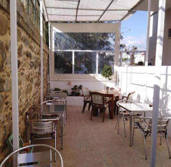 غرفة قياسية مطلّة علي الحديقة, Antigoni