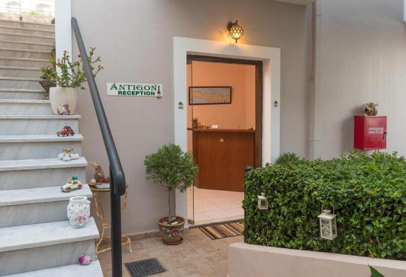 غرفة قياسية مطلّة علي الحديقة, Antigoni