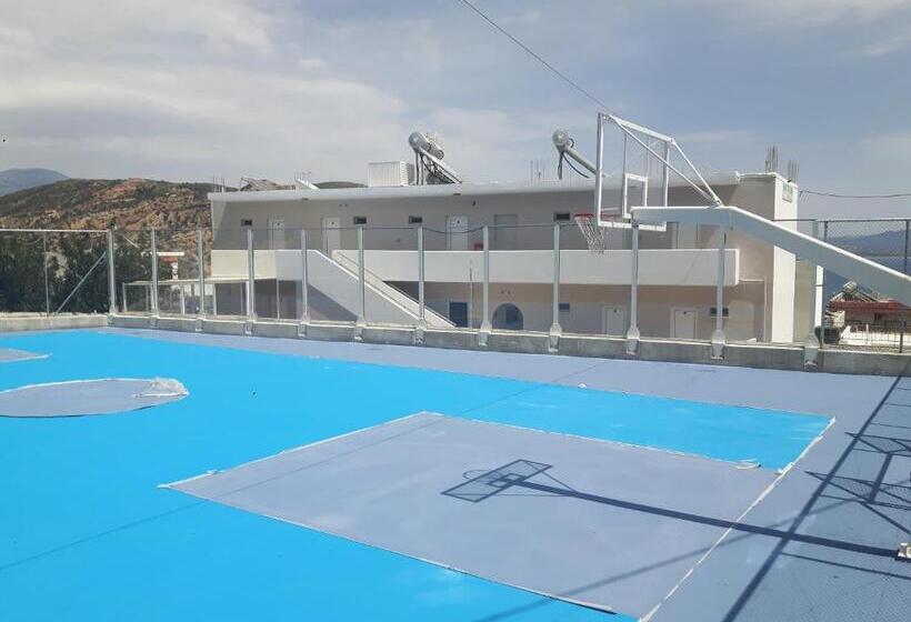 غرفة قياسية مطلّة علي البحر, Antigoni