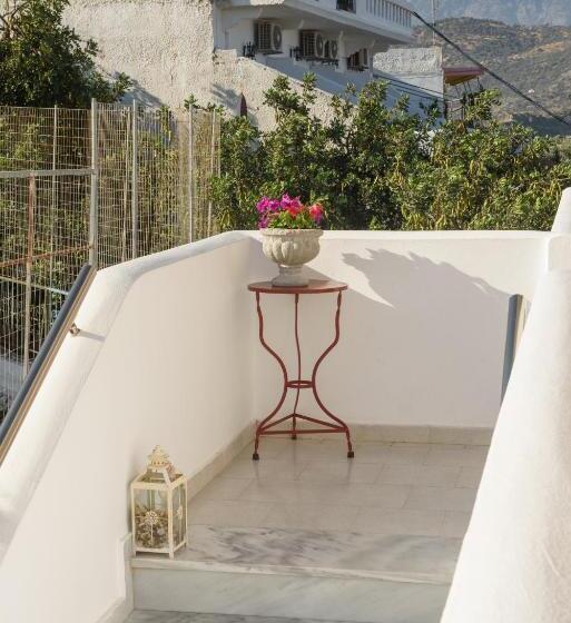 غرفة قياسية مطلّة علي البحر, Antigoni