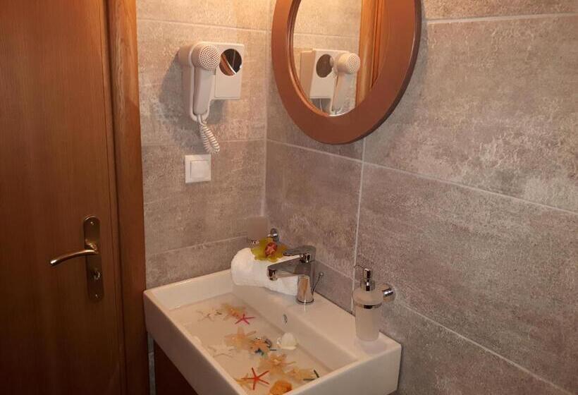 غرفة قياسية مطلّة علي البحر, Antigoni