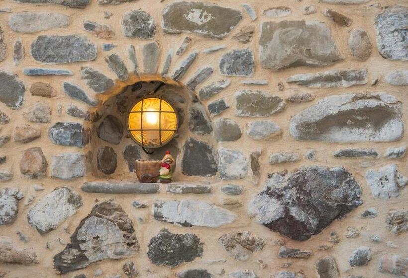 غرفة قياسية مطلّة علي الحديقة, Antigoni