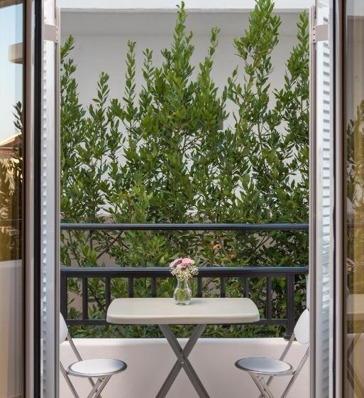 غرفة قياسية مطلّة علي الحديقة, Antigoni