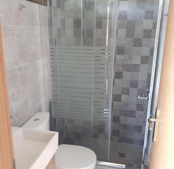 غرفة قياسية مطلّة علي البحر, Antigoni