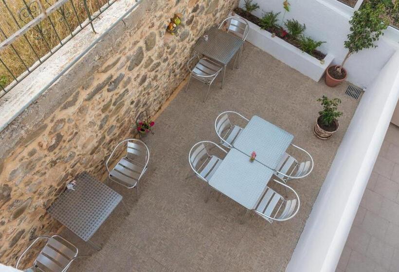 غرفة قياسية مطلّة علي البحر, Antigoni