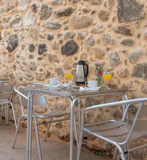 غرفة قياسية مطلّة علي البحر, Antigoni