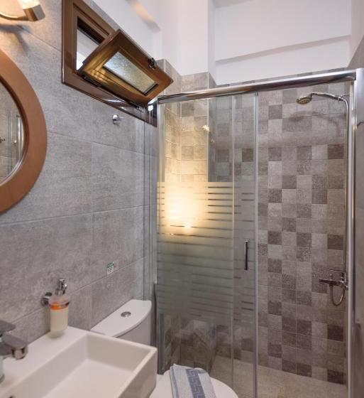 غرفة قياسية مطلّة علي البحر, Antigoni