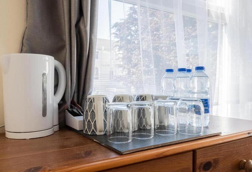 חדר סטנדרט לשלושה, Brooklands