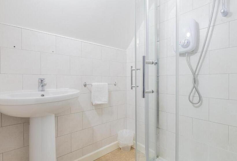 חדר סטנדרט לשלושה, Brooklands