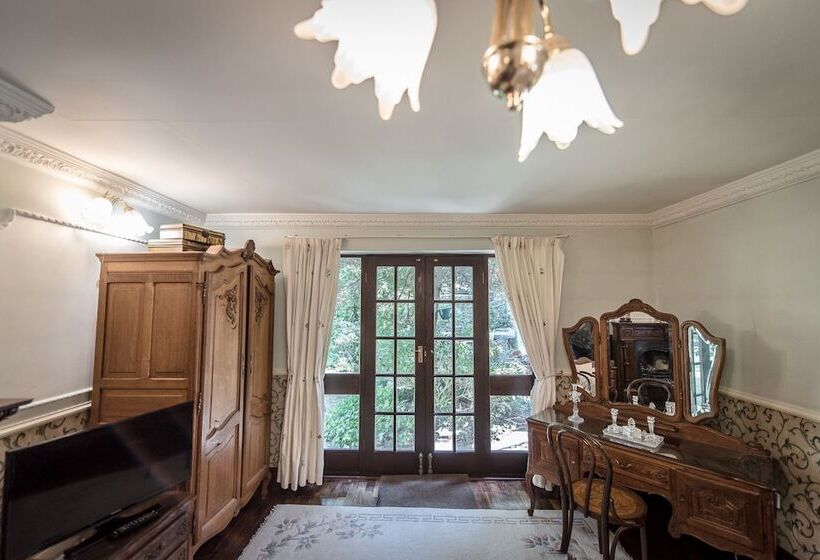 行政房间, Rosehill House