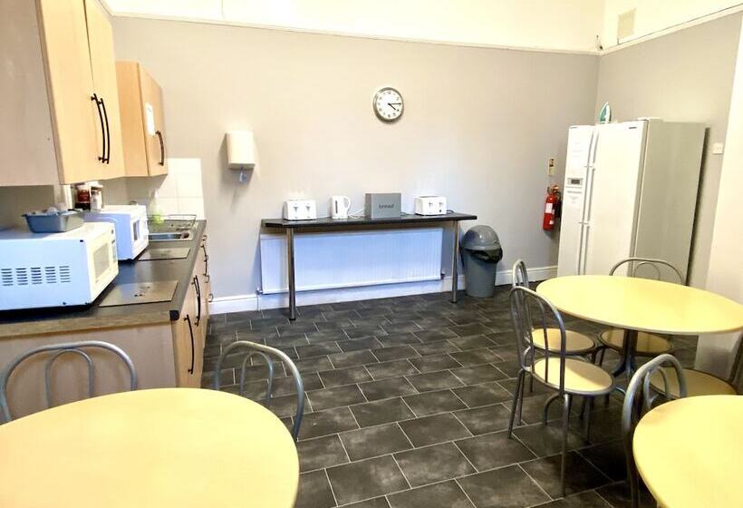 اتاق استاندارد سه نفره, The Stalbridge Guest House