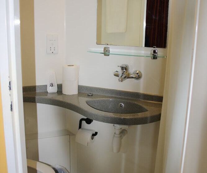 싱글 기본 룸 공용 욕실, Tudor Court