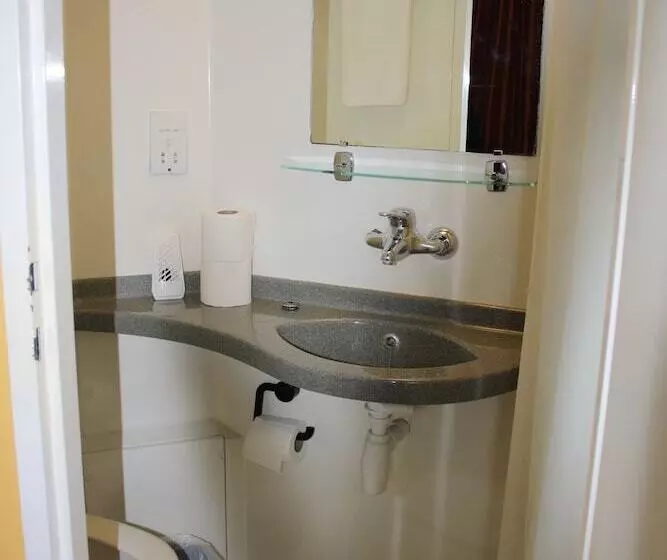 اتاق یک نفره پایه با سرویس بهداشتی مشترک, Tudor Court
