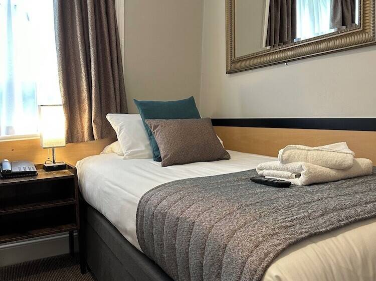 싱글 기본 룸 공용 욕실, Tudor Court