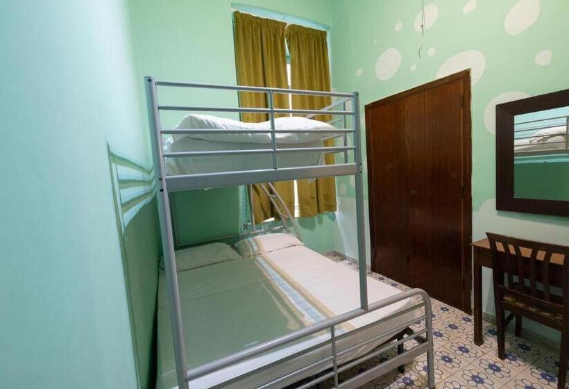 Camera Tripla Standard, Naples Pizza Hostel