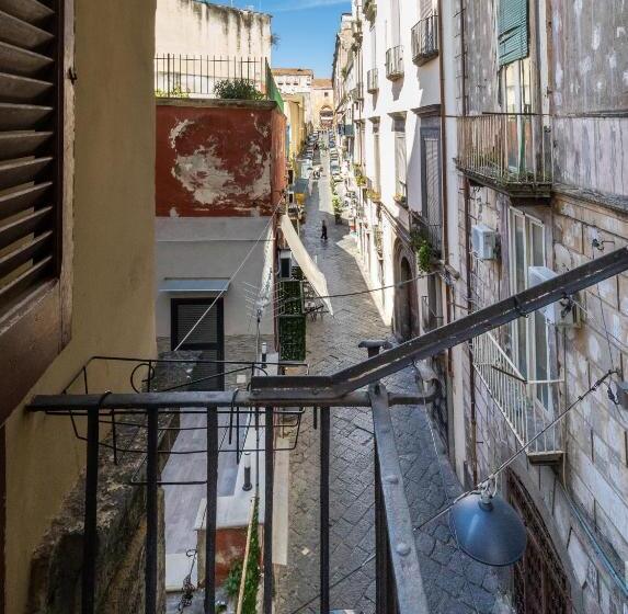 Camera Economy, Naples Pizza Hostel