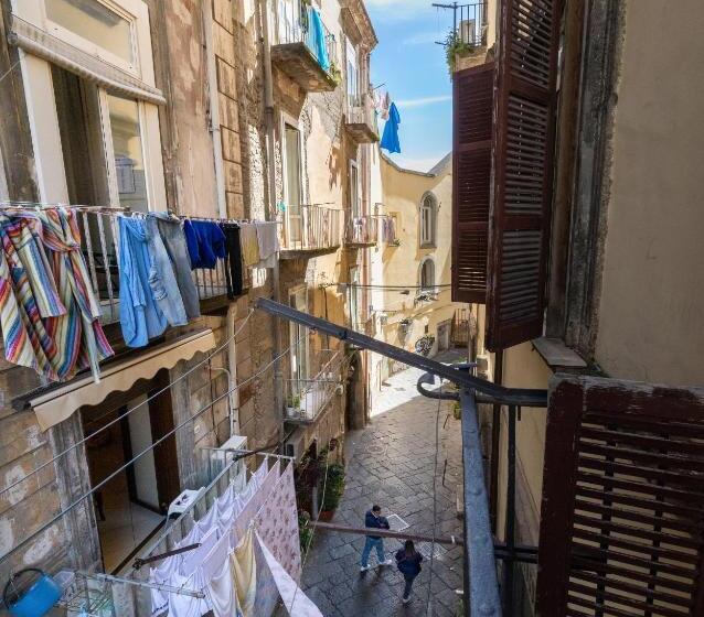 Camera Economy, Naples Pizza Hostel