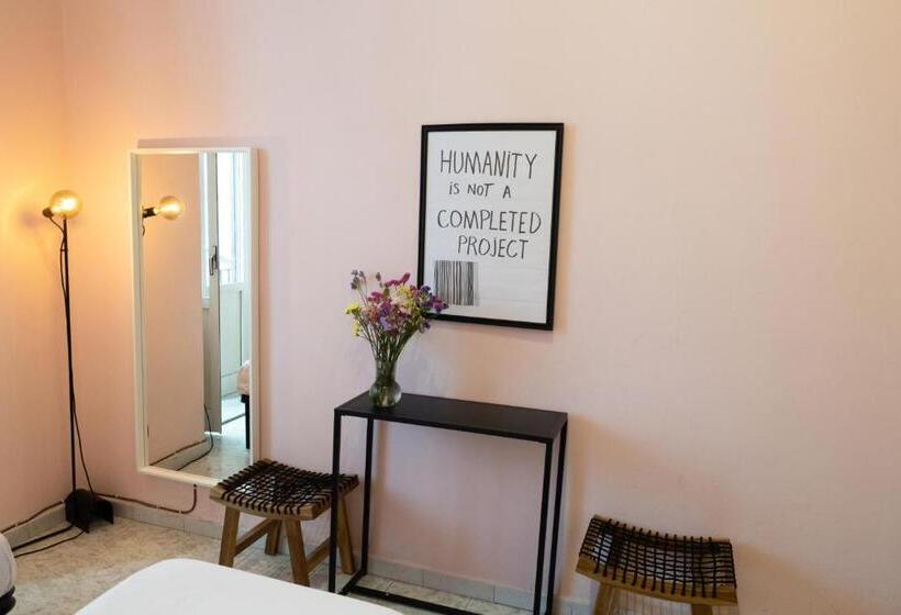 Camera Economy, Naples Pizza Hostel