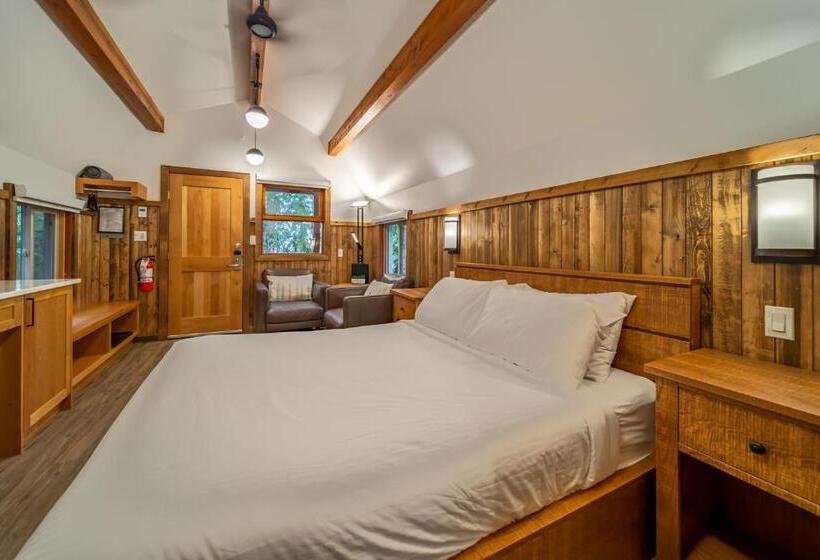 בקתה, Halcyon Hot Springs Resort