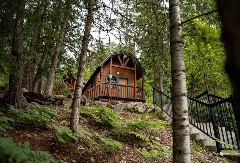 キャビン, Halcyon Hot Springs Resort