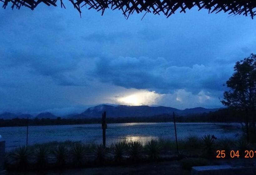 חדר סטנדרט לשלושה, S And K Safari Village Hotel   Wasgamuwa