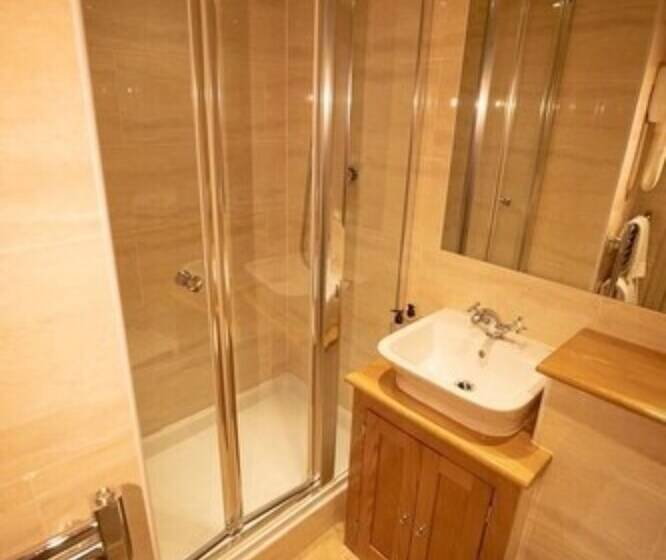 חדר קלאסי, Bear Crickhowell