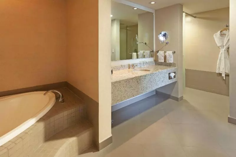 キングサイズベッドのスイートルーム, Crowne Plaza Leon, An Ihg