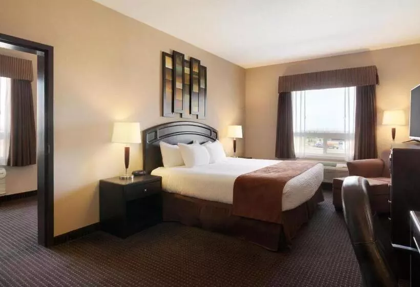 キングサイズベッドのスイートルーム, Days Inn By Wyndham Innisfail