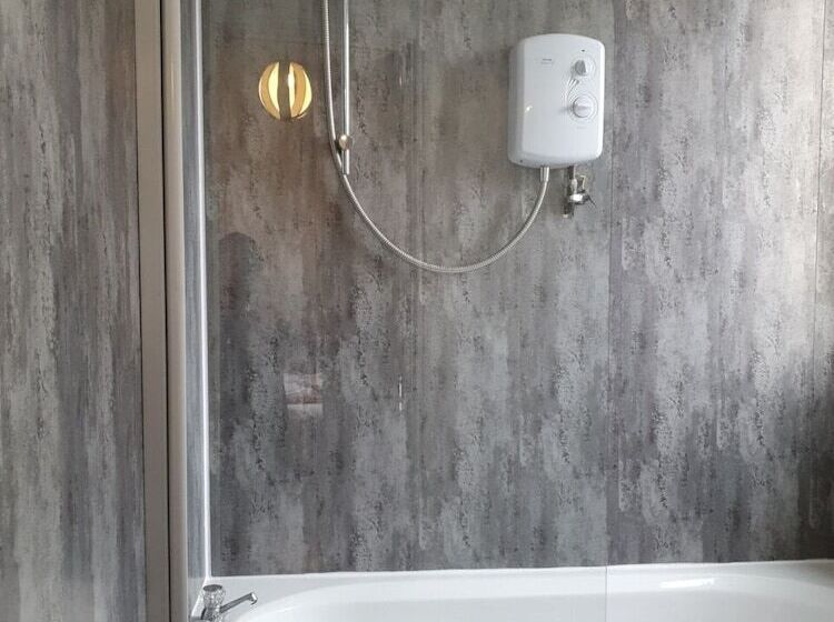 Номер Deluxe, Delmont