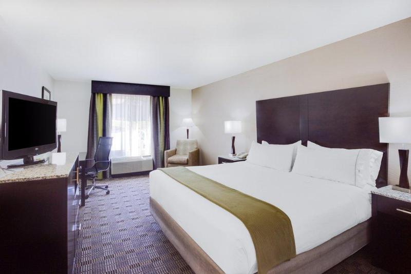 Номер Стандарт Кровать Кинг Адаптированный для Инвалидов, Holiday Inn Express Hotel & Suites Mebane, An Ihg