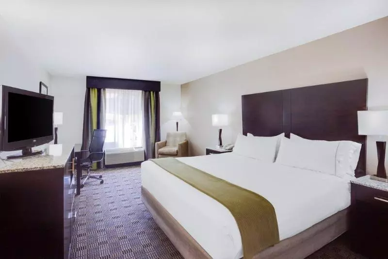 キングサイズベッドのスイートルーム, Holiday Inn Express Hotel & Suites Mebane, An Ihg