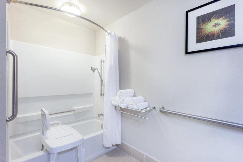 غرفة قياسية سرير كينج لذوى الإحتياجات الخاصة, Holiday Inn Express Hotel & Suites Mebane, An Ihg