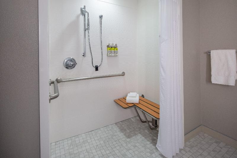 غرفة قياسية سرير كينج لذوى الإحتياجات الخاصة, Holiday Inn Express Surprise, An Ihg