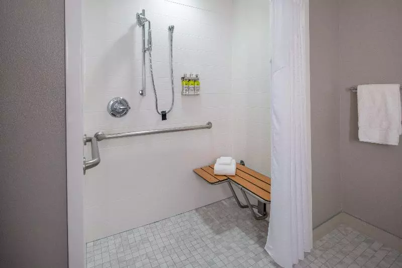 身障者適用キングサイズベッドルーム, Holiday Inn Express Surprise, An Ihg