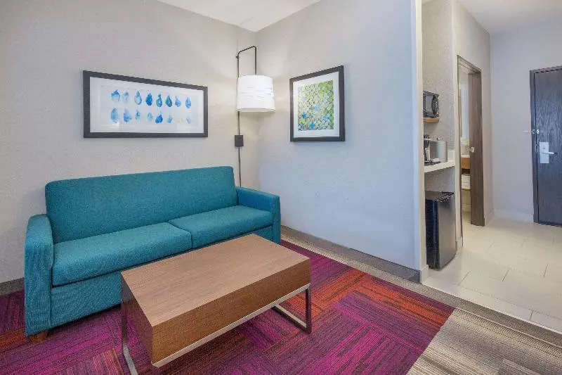 キングサイズベッドのスイートルーム, Holiday Inn Express Surprise, An Ihg