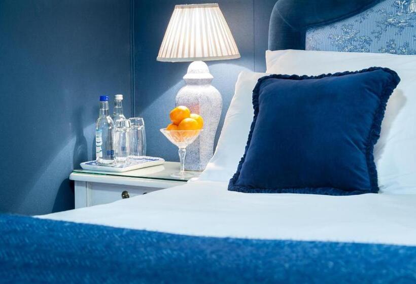 غرفة أساسية, The Acorn Inn