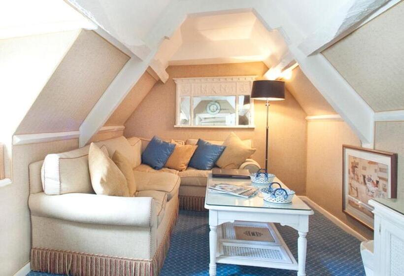 جناح, The Acorn Inn