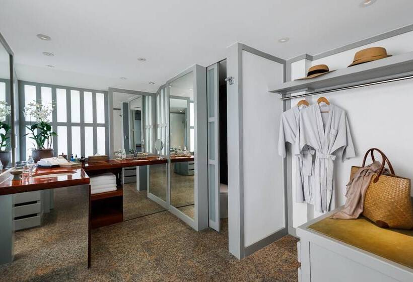 קוטג' דלוקס, The Surin Phuket