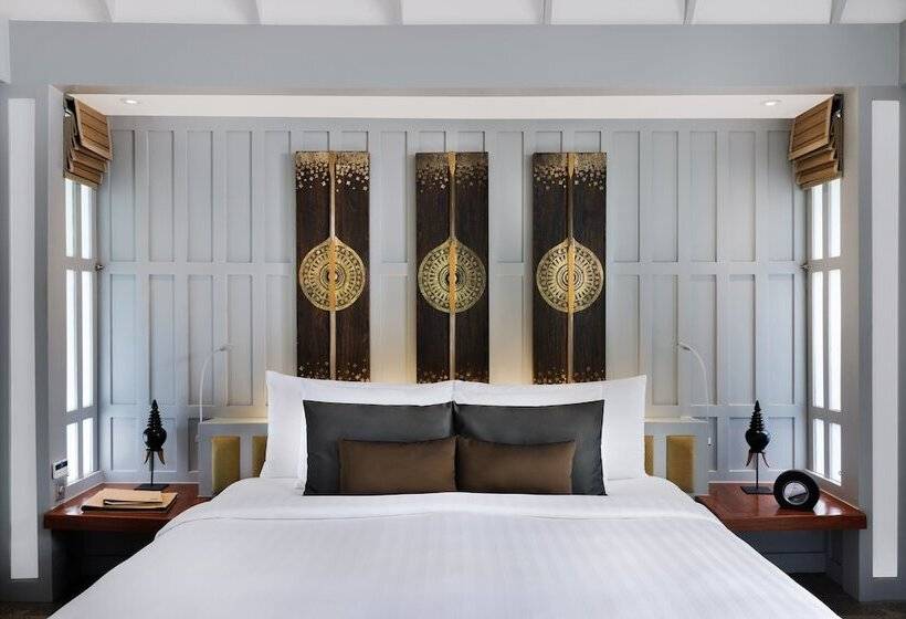 קוטג' דלוקס, The Surin Phuket