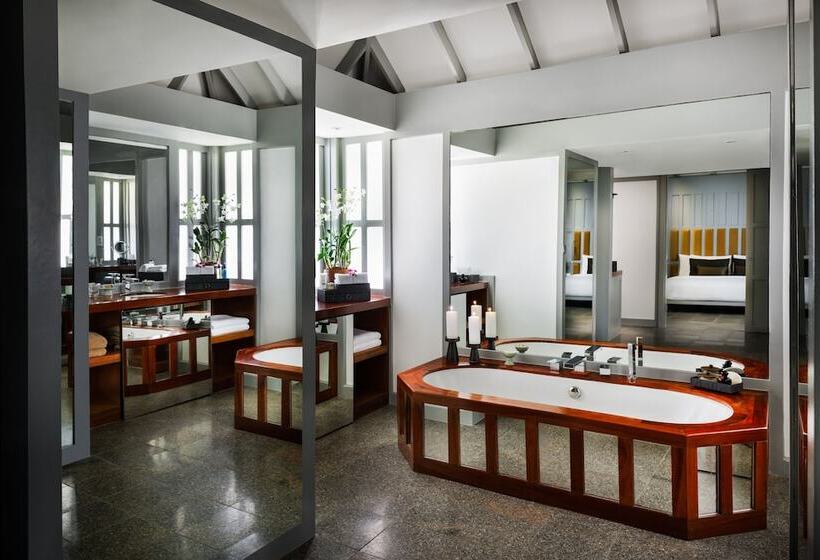 سوییت لوکس, The Surin Phuket