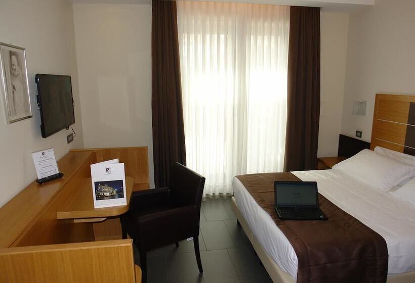 スタンダードトリプルルーム, Vittoria